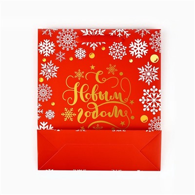 Пакет подарочный новогодний ламинированный «Золотые снежинки», тиснение, M 30×26×9 см