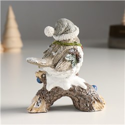 Фигурка полистоун «Новогодний воробышек в колпаке на коряге с ягодками», 5.5×11×11.5 см