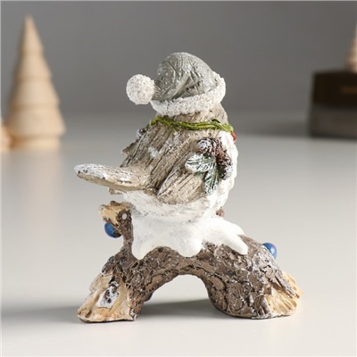 Фигурка полистоун «Новогодний воробышек в колпаке на коряге с ягодками», 5.5×11×11.5 см