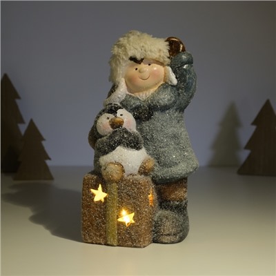 Фигурка светящаяся «Малыш в сером пальто, с пингвином на подарке», керамика, 12×6.5×20 см