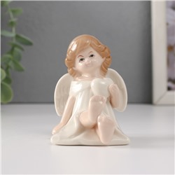 Фигурка керамика «Девочка-ангел в белом платье с сердцем сидит», 6.5×5×7 см