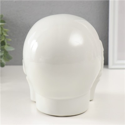 Фигурка керамика «Череп с кистями на глазах», белый, 13.5×14×15 см