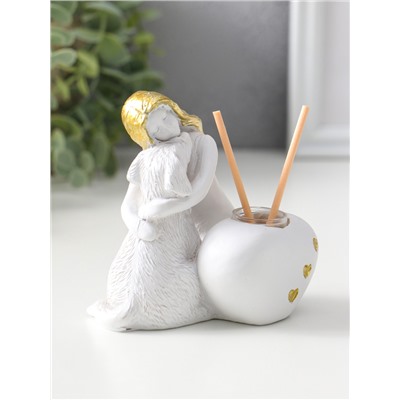 Аромадиффузор для эфирных масел с палочками «Девочка с собакой», полистоун, белый с золотом, 7.5×10×11 см