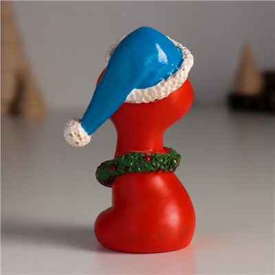 Фигурка полистоун «Змейка красная в синей шапке и новогоднем венке», 5×4×8.5 см