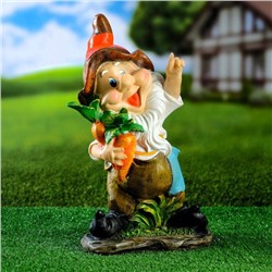 Садовая фигура из полистоуна «Гном с морковкой», 19×38 см, МИКС