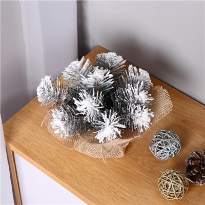 Новогодняя хвойная композиция на стол 20 см «Снегопад», заснеженная