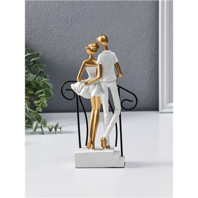 Фигура полистоун «Парочка стоит на лестнице с перилами», бело-золотой, 4.4×12.5×21 см