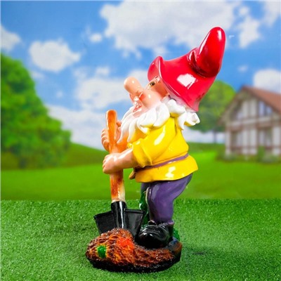 Садовая фигура из гипса «Гном с лопатой на подставке», 42×24×26 см