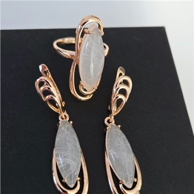 Комплект ювелирной бижутерии коллекция "Дубай" серьги и кольцо 19 р, покрытие позолота, вставка: искусственный камень молочного цвета, арт.314.798-19