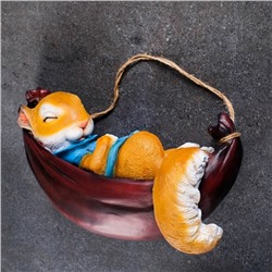 Садовая фигура из полистоуна «Белка в гамаке», подвесная, 29×13×17 см