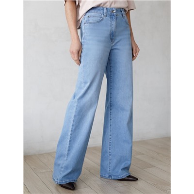 Прямые джинсы с декоративной стиркой из эластичного плотного денима