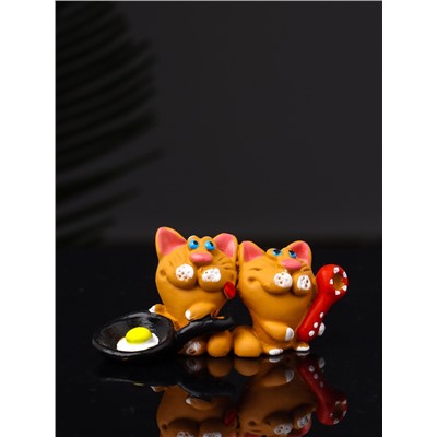 Фигурка полистоун «Два кота с яичницей», 3.2×7×2.6 см
