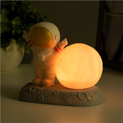 Фигурка светящаяся RISALUX «Крутой космонавт», LED-ночник, 2 Вт, RGB, от батареек 3×LR44, бело-золотой, 11×6×11 см