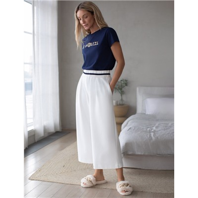 Футболка из 100% хлопка с авторским принтом.