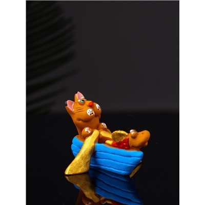 Фигурка полистоун «Кот в лодке с рыбкой», 4.2×5.8×5.4 см