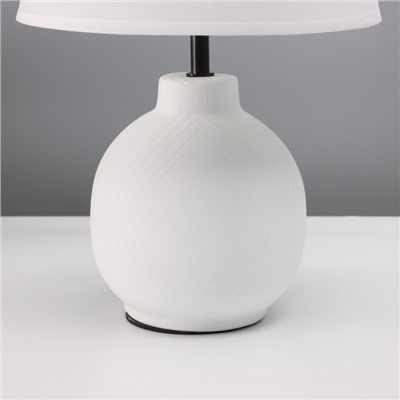 Лампа настольная «Луиза» 1×40 Вт Е27 белый 25×25×38.5 см