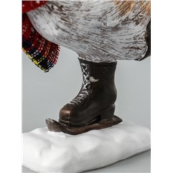 УЦЕНКА Сувенир полистоун "Гусь в колпаке, вязаном шарфе, на мини-лыжах, с подарками" 6,5х19,5х17 см