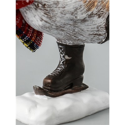 УЦЕНКА Сувенир полистоун "Гусь в колпаке, вязаном шарфе, на мини-лыжах, с подарками" 6,5х19,5х17 см