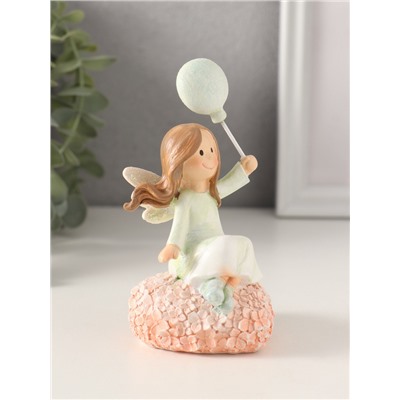 Фигурка полистоун «Малышка-ангел с шариком на цветочном сердце», 6.5×6.5×13 см