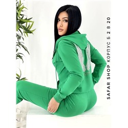 спортивный костюм со стразами.