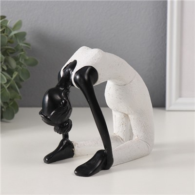 Фигурка полистоун «Девушка в позе боевого лука», белый с чёрным, 13×8×13.5 см