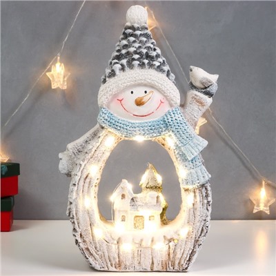 УЦЕНКА Сувенир керамика свет «Снеговик с птицей и зимним домиком, срез дерева» 41×25×9 см