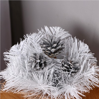 Новогодняя хвойная композиция на стол 20 см «Скандинавия», заснеженная, декор шишки, серебро