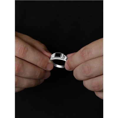 Печатка из серебра с чёрным плавленым кварцем и фианитами родированная 925 пробы 3302575р