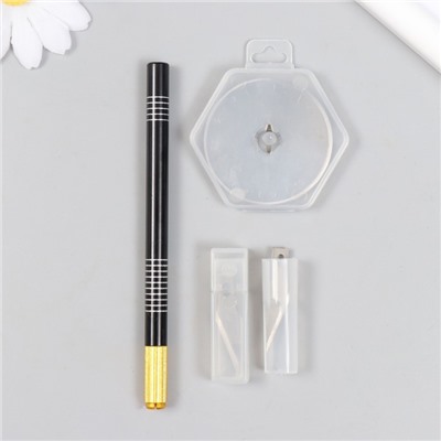 Набор для пэчворка: резиновый мат А4, линейка 15×15 см, дисковый, макетный нож+лезвия в папке