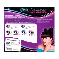 Набор косметики для девочки: тени, кисть, аппликатор