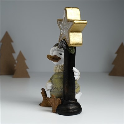 Фигурка светящаяся полистоун «Гусь в свитере у фонарного столба со звездой», 12.5×9×20.3 см
