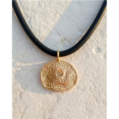 Кулон на шнурке