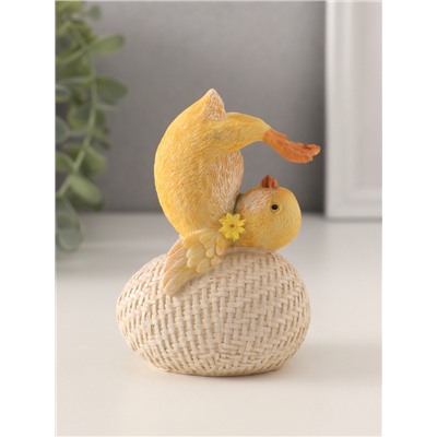 Фигурка полистоун «Цыплёнок на яйце: йога», 7.5×5.5×11 см