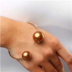 Комплект: колье жесткое разъемное на шею, браслет и серьги, цвет: золотистый, вставка: исск.жемчуг, цвет: коричневый перламутровый, арт.001.679