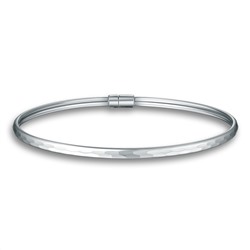 Браслет жесткий из серебра с замком на магнитах родированный 20-14-1010