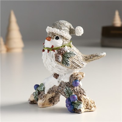 Фигурка полистоун «Новогодний воробышек в колпаке на коряге с ягодками», 5.5×11×11.5 см