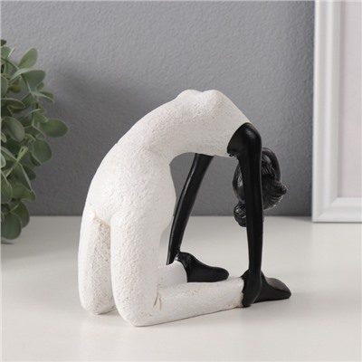 Фигурка полистоун «Девушка в позе боевого лука», белый с чёрным, 13×8×13.5 см