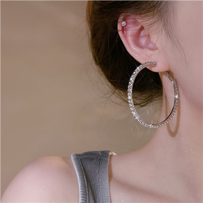 Серьги кольца с сияющими кристаллами 1 пара. Цвет: СЕРЕБРО