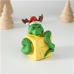 Фигурка полистоун «Змей с подарком, в новогоднем колпаке с рожками», 5×5.8 см