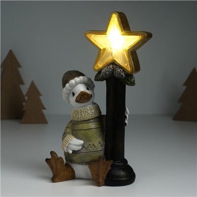 Фигурка светящаяся полистоун «Гусь в свитере у фонарного столба со звездой», 12.5×9×20.3 см