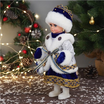 Снегурочка под ёлку «Зимнее волшебство. В меховом жилете с брошами» длинное платье, 30 см, серебристо-синий