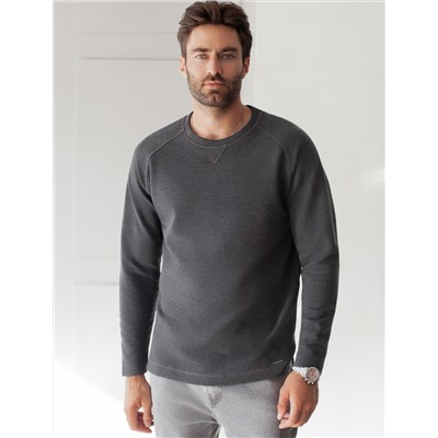 Джемпер базовый из мягкого фактурного трикотажа с круглым воротом