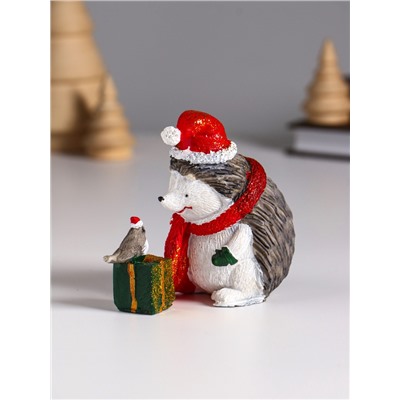 Фигурка полистоун «Ёжик в красном колпак и шарфе, с подарком и птичкой», 8.5×5×9.5 см