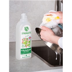 Гель-бальзам для мытья посуды и детских игрушек SYNERGETIC Розмарин и листья смородины 1 л