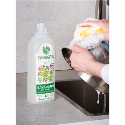 Гель-бальзам для мытья посуды и детских игрушек SYNERGETIC Розмарин и листья смородины 1 л