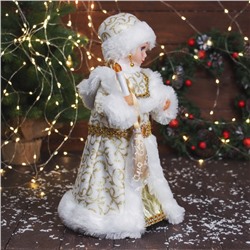 Снегурочка под ёлку «Зимнее волшебство. В шубке с орнаментом» двигается, с подсветкой, 40 см, золото