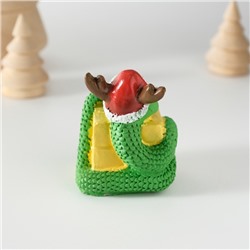 Фигурка полистоун «Змей с подарком, в новогоднем колпаке с рожками», 5×5.8 см