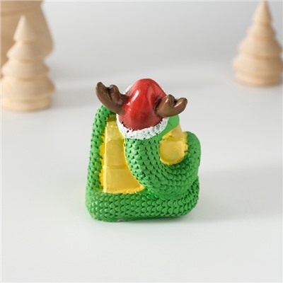 Фигурка полистоун «Змей с подарком, в новогоднем колпаке с рожками», 5×5.8 см