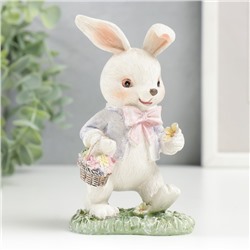 Фигурка полистоун «Нарядный зайчик с корзиной цветов на полянке», 11.5×5.5×7 см