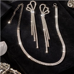 Комплект вечерней бижутерии со стразами чокер и серьги, цвет: серебристый и прозрачный, арт.012.103